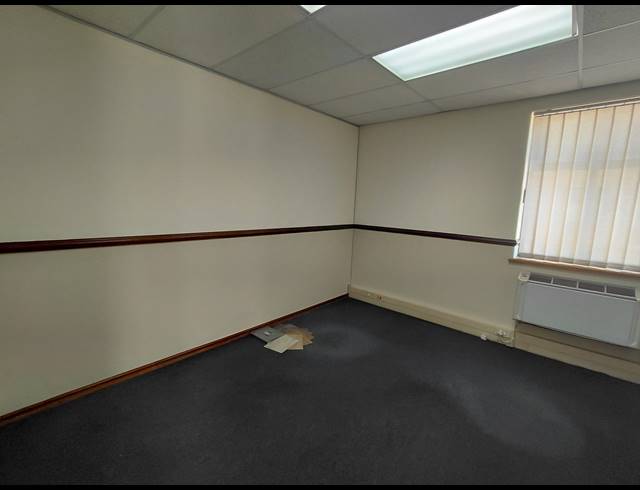170M² OFFICE TO LET IN LYME PARK
